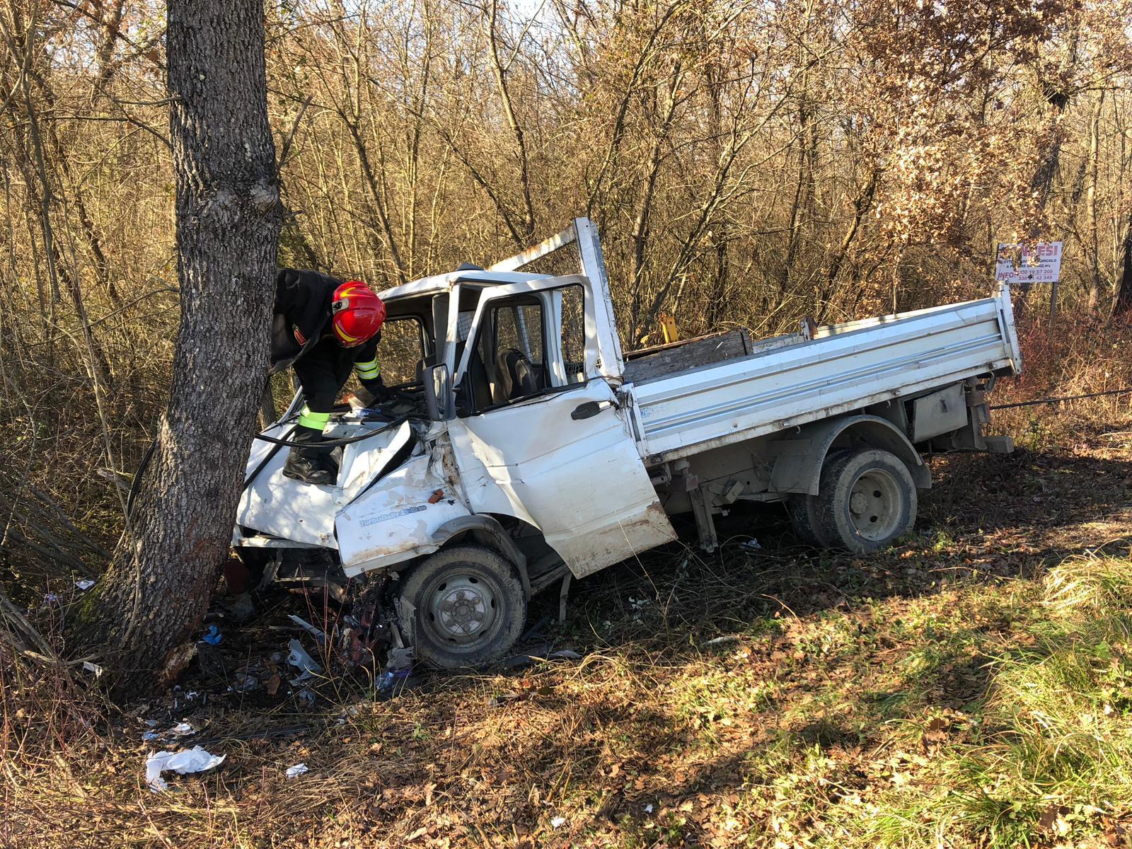 Il furgone finito contro un albero a Baccaiano (foto agenzia Carlo Sestini)