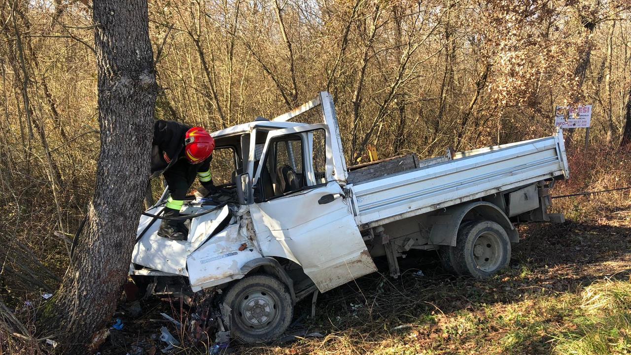 Il furgone finito contro un albero a Baccaiano (foto agenzia Carlo Sestini)