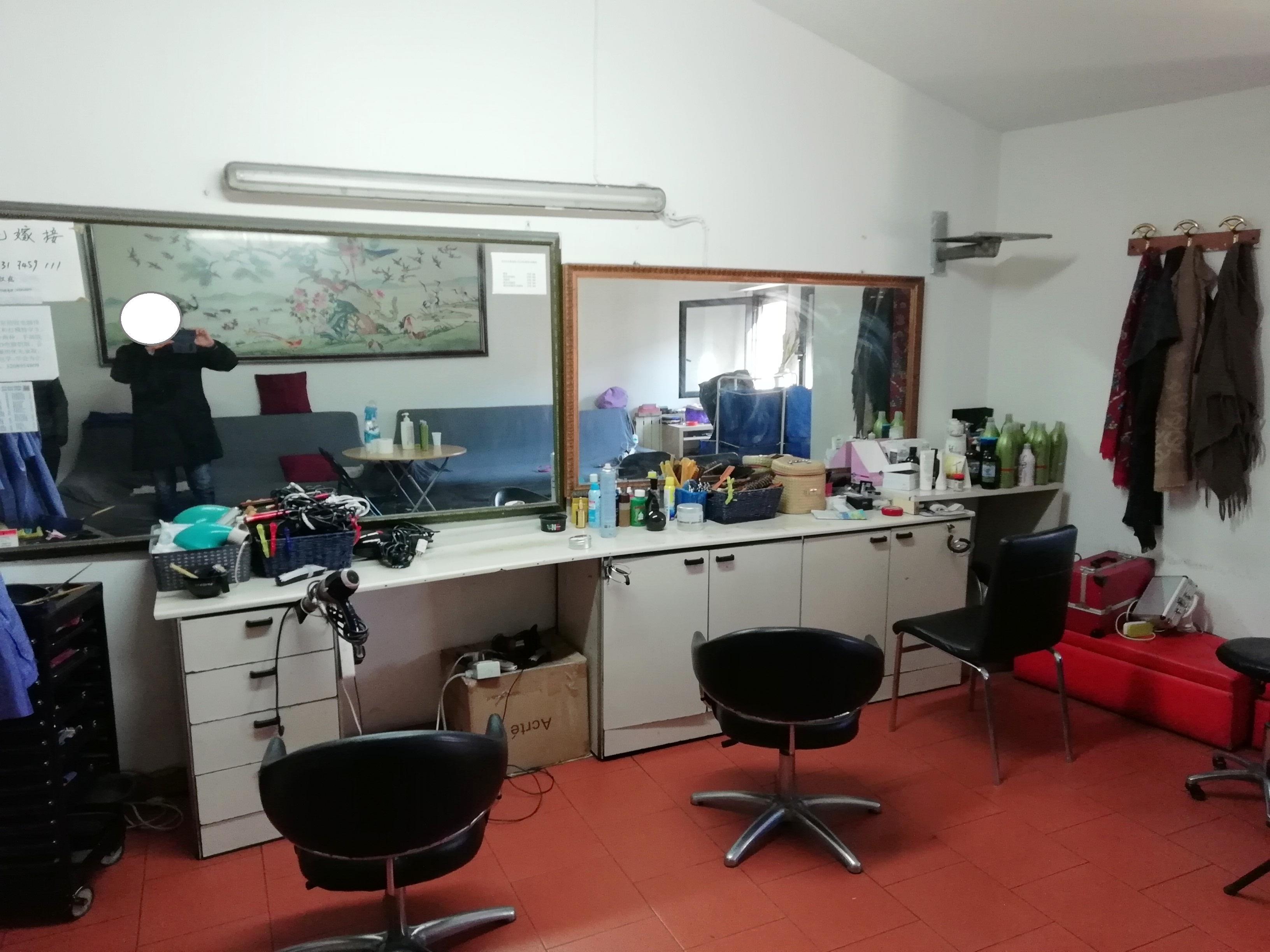 Il negozio di parrucchiere ricavato abusivamente in un'abitazione di via Marini