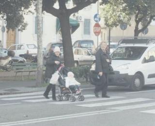 Pedoni che attraversano sul viale Carducci