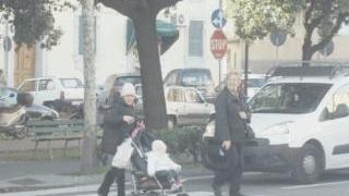 Pedoni che attraversano sul viale Carducci