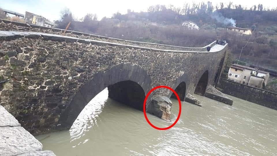 Nel cerchio rosso il contrafforte del Ponte del Diavolo danneggiato dalla piena del Serchio