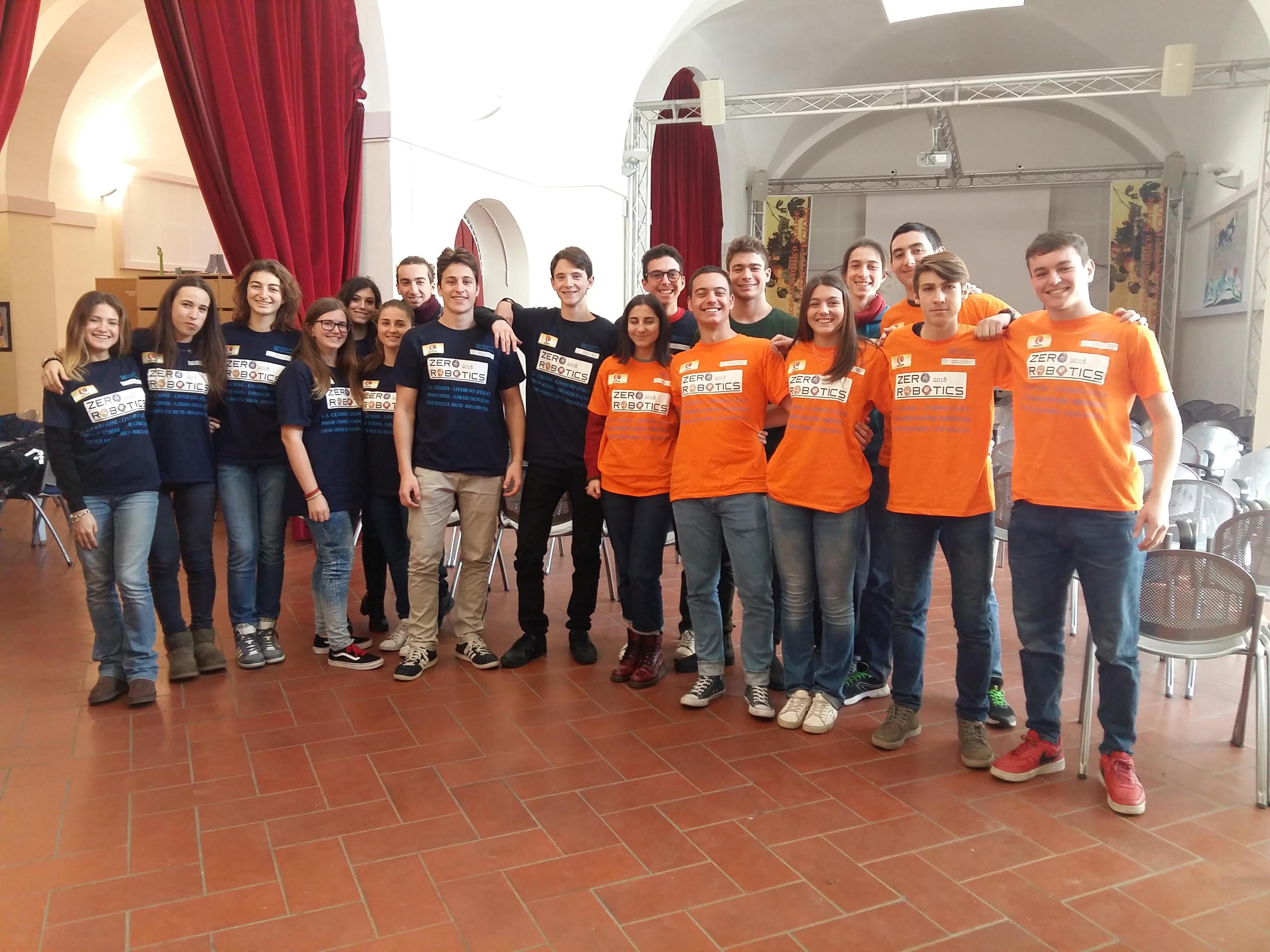 Le due squadre del liceo Cecioni al rientro a scuola dopo la finalissima mondiale 