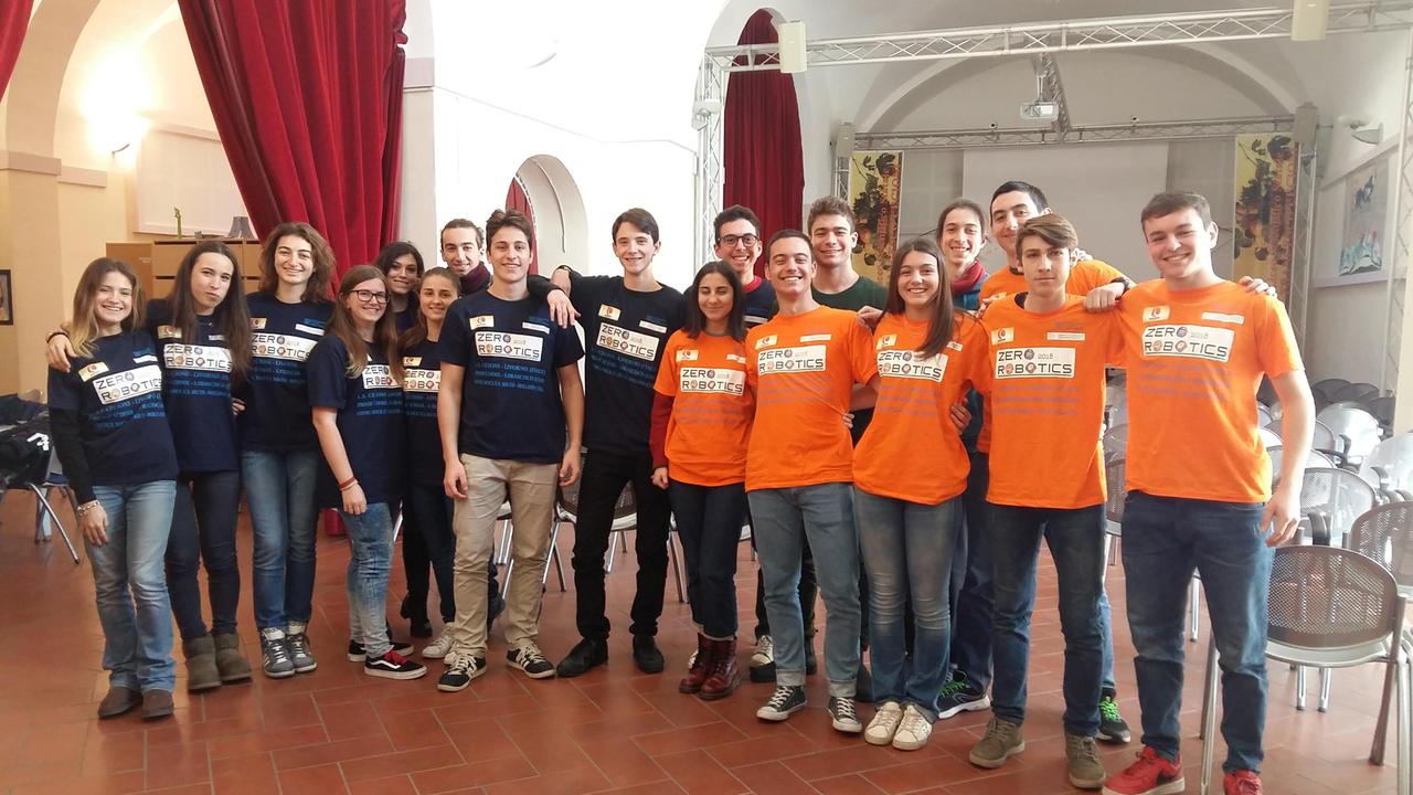 Le due squadre del liceo Cecioni al rientro a scuola dopo la finalissima mondiale