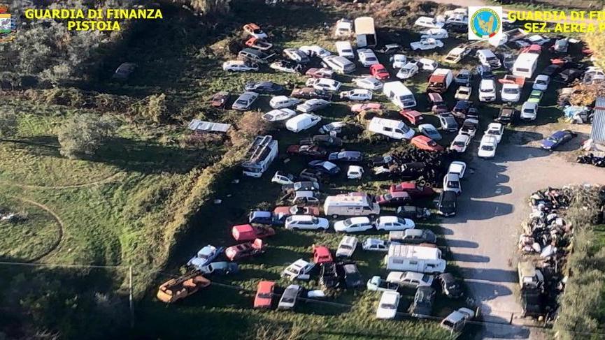 Maxi discarica di auto di 3.000 metri quadri sequestrata a Monsummano