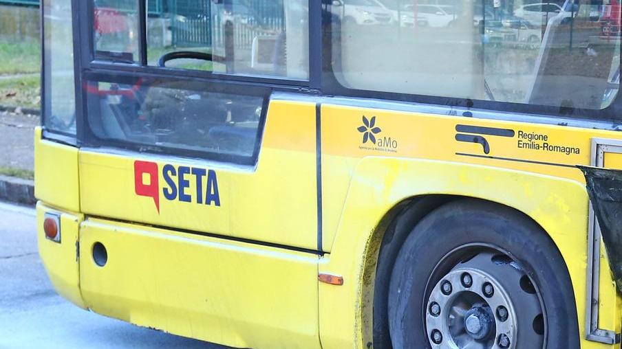 Frassinoro, il bus degli studenti perde la ruota
