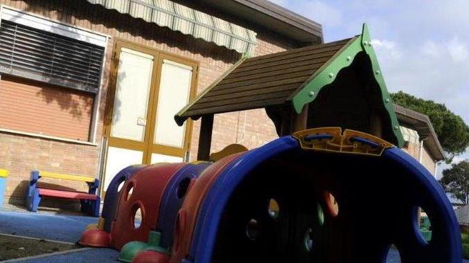 «Sì, il bimbo pestato dalla maestra è mio» Abusi, i genitori riconoscono i figli nei video