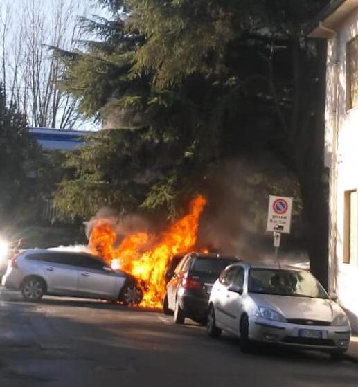 Maxi incendio, auto distrutte scoppia il panico fra i passanti 