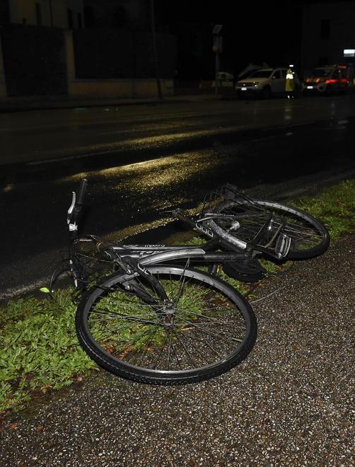 Ancora gravissima la donna travolta in bici