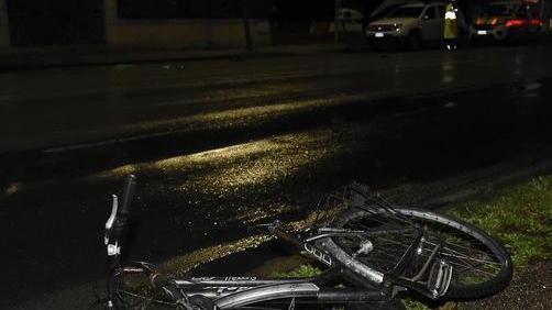 Ancora gravissima la donna travolta in bici