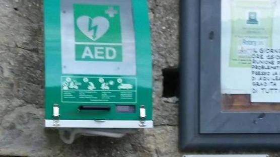 Un defibrillatore nella frazione di Aquilea