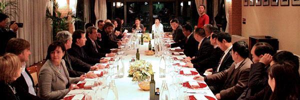 Pratesi e cinesi a cena insiemema l'ambasciatore attacca