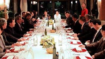 Pratesi e cinesi a cena insiemema l'ambasciatore attacca