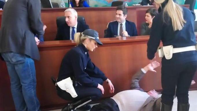 Caos in consiglio, intervengono i carabinieri