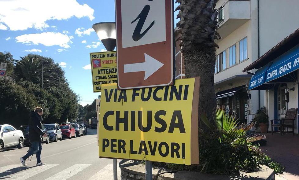Aperti i cantieri per riqualificare via Fucini I negozianti: «Il centro sarà più bello» 