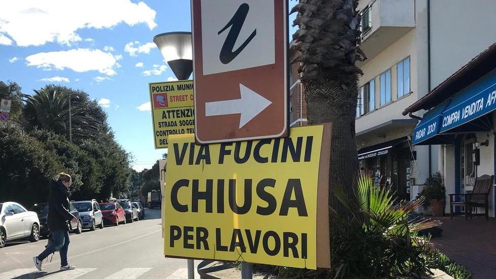 Aperti i cantieri per riqualificare via Fucini I negozianti: «Il centro sarà più bello»