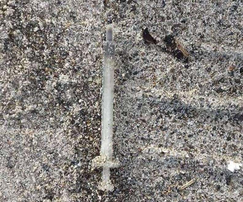 Trovata una siringa lungo la spiaggia a lato del campo Gori 