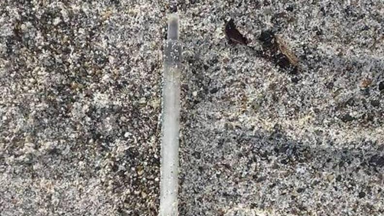 Trovata una siringa lungo la spiaggia a lato del campo Gori