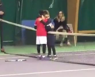 Tennis, il piccolo giocatore perde ma va ad abbracciare l’avversario