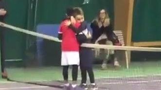 Tennis, il piccolo giocatore perde ma va ad abbracciare l’avversario