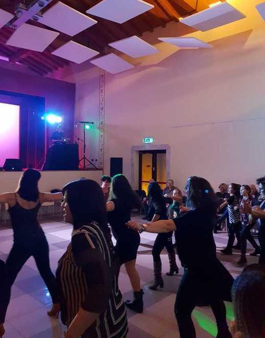 Una serata di ballo con incasso da devolvere alla scuola “Amici”
