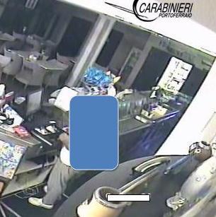 Commesso sorpreso con le mani nella cassa grazie a una telecamera