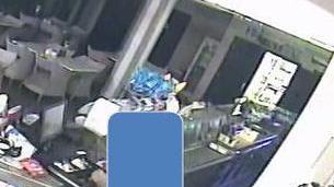 Commesso sorpreso con le mani nella cassa grazie a una telecamera