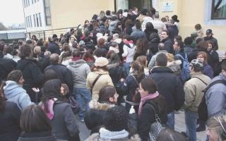 Giovani in attesa di cimentarsi con la prova scritta di un concorso (foto di repertorio)