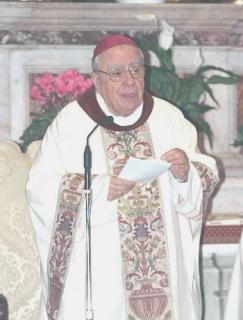 Monsignor Simone Scatizzi durante la messa in cattedrale