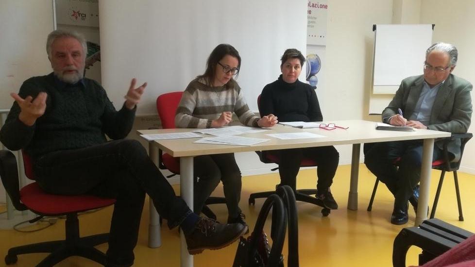 Migranti, pressing sul Comune «Iscriviamoli all’anagrafe»