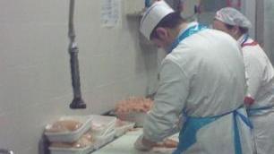 <strong>AL CENTRO COTTURA.</strong> Da sinistra: gli addetti tagliano il pollo; la commissione fa domande; la pasta che arriva dall’Irpinia; il pollo è in cottura