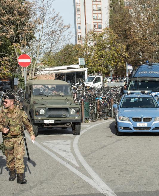 Prende a morsi un agente e spintona il capopattuglia 