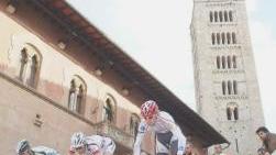 <strong>IN GARA.</strong> Ciclisti scendono la scalinata del Duomo