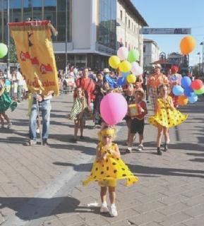 Bambini mascherati sul corso