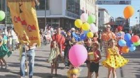 Bambini mascherati sul corso