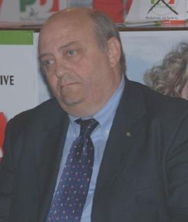 <strong>ASSESSORE E GABBIOTTO. </strong>A sinistra Daniele Capperucci; a destra il gabbiotto dove si fanno i permessi temporanei