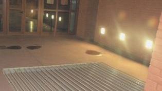 A sinistra il cancello che è caduto addosso al bambino a destra l’ingresso della scuola Fermi a Shangai che è stato transennato