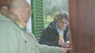 A sinistra la porta d’ingresso forzata e sotto il cilindretto della serratura scardinato Al centro Giuseppe Lombardi