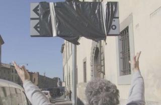 Un turista sconsolato davanti ai cartelli oscurati