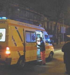 Un’ambulanza ha trasportato in ospedale il giovane aggredito davanti ad un pub di via dell’Arco