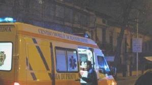 Un’ambulanza ha trasportato in ospedale il giovane aggredito davanti ad un pub di via dell’Arco