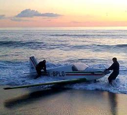 Il volo dell'aliante a motore finisce in mare Il pilota si è salvato con uno spavento