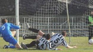 A sinistra il gol della Fortis che ha deciso la partita agli Oliveti