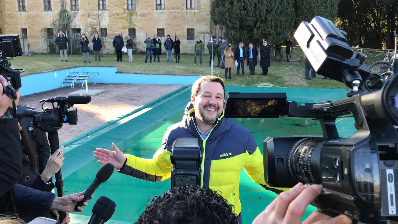Salvini in posa davanti alla piscina della tenuta di Monteroni