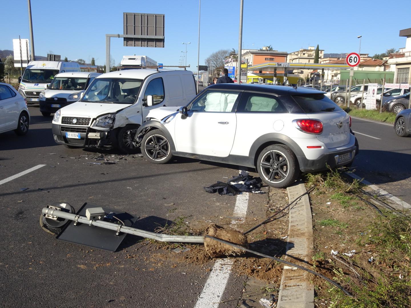 I due veicoli convolti nello scontro frontale (Foto Gori)