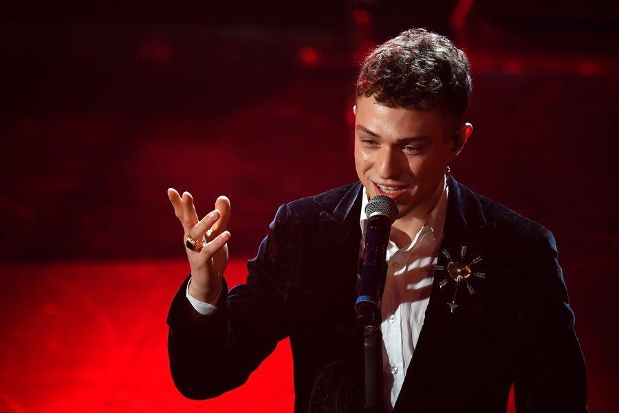 Irama durante la sua esibizione sul palco di Sanremo