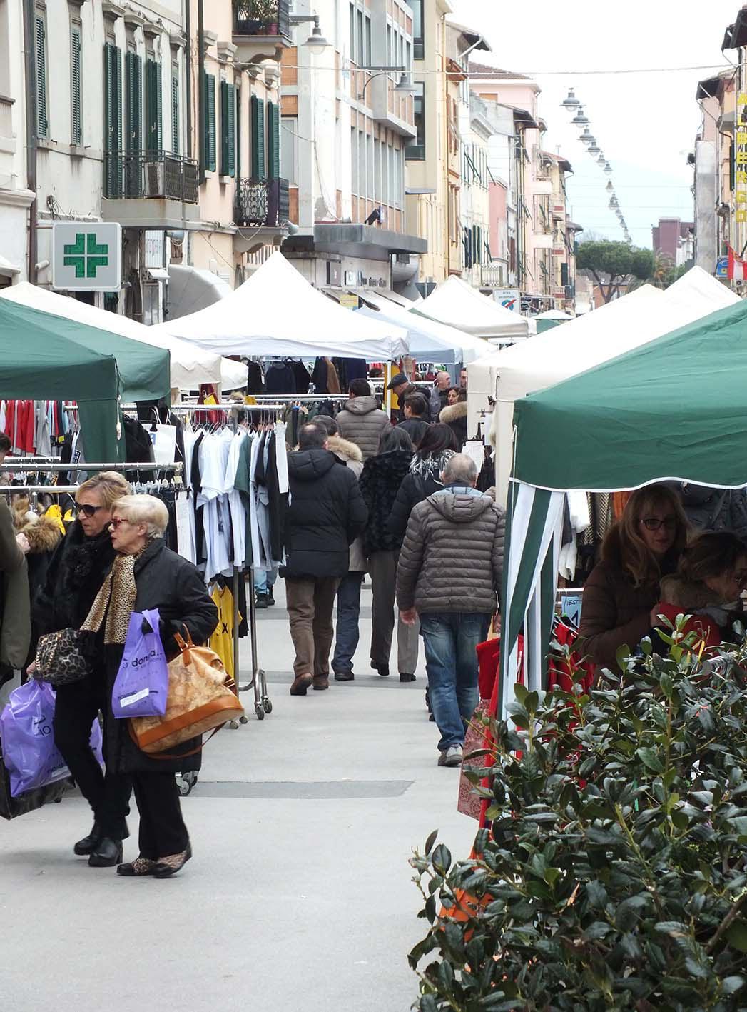 Saldi inverno 2018 in corso Italia (foto Paolo Barlettani)