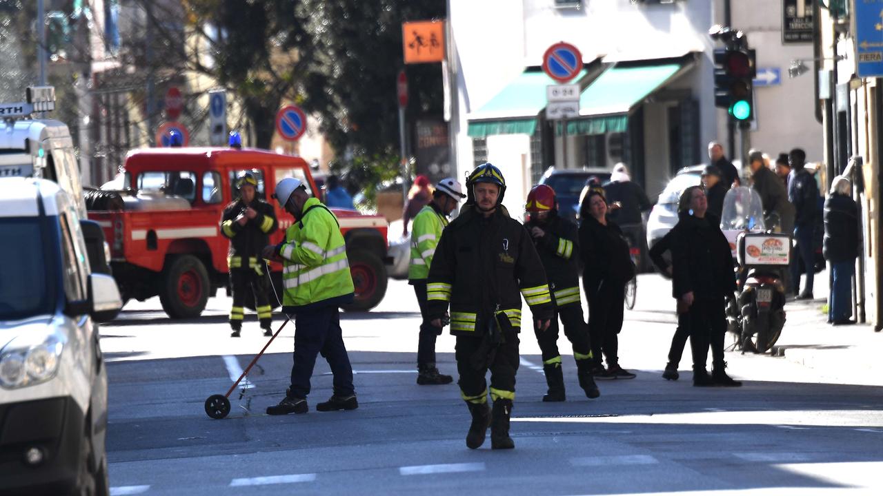 Vigili del fuoco al lavoro per trovare l'origine della fuga di gas a Pontedera (Foto F. Silvi)