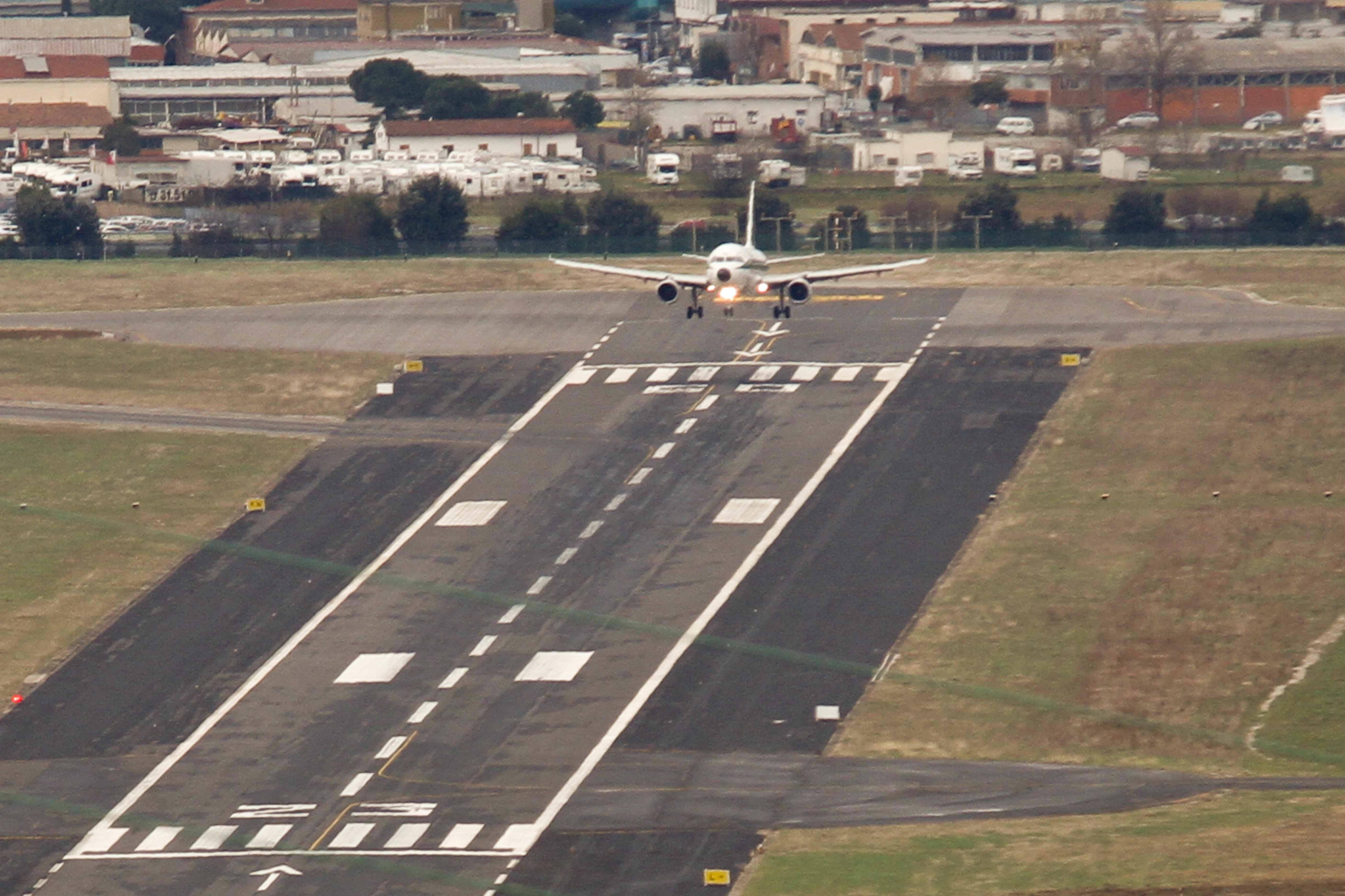 Aeroporto di Firenze, via libera all'ampliamento. Ma Toninelli taglia i fondi 