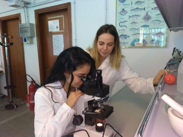 Studenti all'interno del laboratorio scientifico del liceo Livi